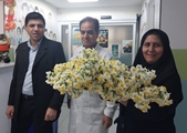 مدیر بیمارستان ابن سینا به بانوان شاغل در بیمارستان با اهدای گل نرگس روز مادر را تبریک گفت